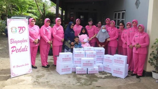 Bhayangkari Daerah Sulawesi Barat memberikan santunan kepada anak polisi yang kedua orang tuanya meninggal imbas gempa 6,2 magnitudo. Foto: Dok. Humas Polda Sulbar