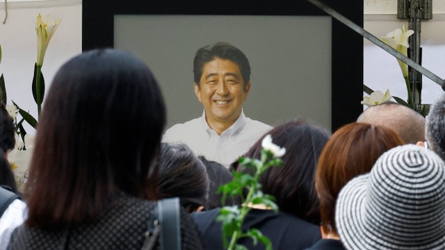 Warga berkumpul untuk memberikan karangan bunga kepada mantan Perdana Menteri Jepang Shinzo Abe di kuil Zojoji, Tokyo, Jepang, Selasa (12/7/2022). Foto: Kim Kyung-Hoon/REUTERS