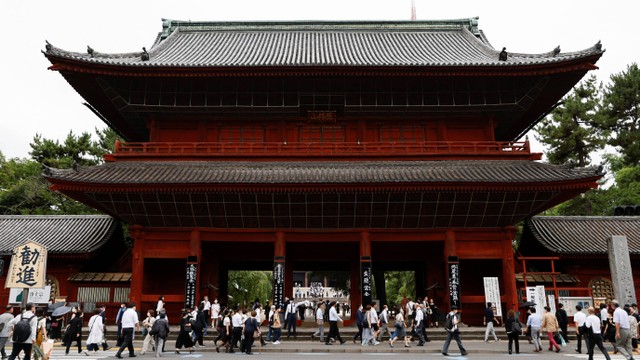 Suasana tempat mendiang mantan Perdana Menteri Jepang Shinzo Abe disemayamkan di kuil Zojoji, Tokyo, Jepang, Selasa (12/7/2022). Foto: Issei Kato/REUTERS