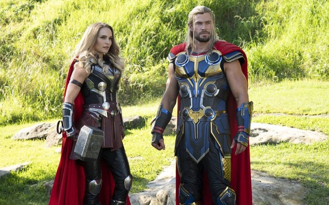 Natalie Portman (kiri) dan Chris Hemsworth (kanan) di film Thor: Love and Thunder. Foto: Marvel
