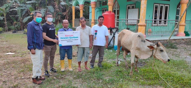 Inalum bagikan hewan kurban kepada masyarakat. Foto: Dok: Inalum
