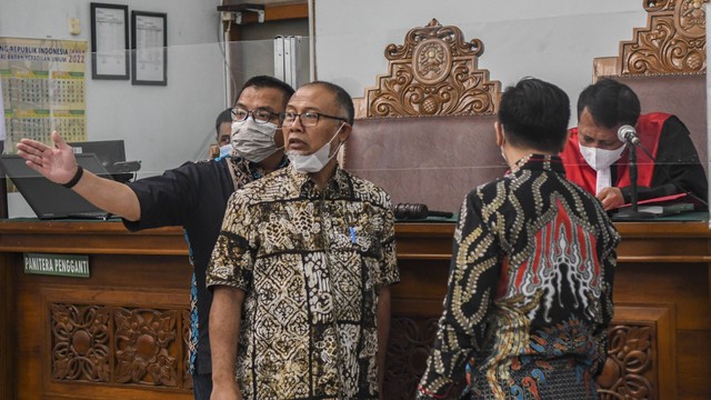 Kuasa hukum Mardani H Maming, Bambang Widjojanto dan Denny Indrayana (kiri) berdiskusi dengan majelis hakim saat mengikuti sidang gugatan terkait penetapan tersangka Mardani H Maming, di Pengadilan Negeri Jakarta Selatan, Selasa (12/7/2022). Foto: Galih Pradipta/ANTARA FOTO