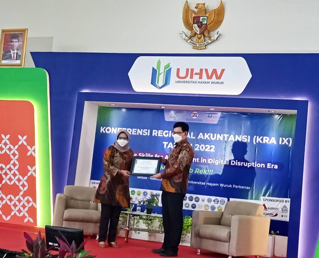 Rektor UHW Perbanas, Dr. Yudi Sutarso, S.E., M.Si, bersama Ketua Ikatan Akuntan Indonesia Kompartemen Akuntan Pendidik Prof. Dr. Dian Agustia, S.E, M.Si., Ak. CMA.,CA. dalam pembukaan Konferensi Regional Akuntansi (KRA) IX Tahun 2022, Selasa (12/7). Foto-foto: Masruroh/Basra