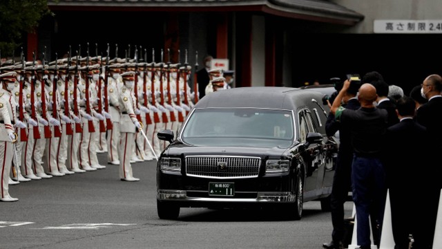 Sebuah kendaraan yang membawa jenazah mendiang mantan Perdana Menteri Jepang Shinzo Abe, pergi setelah persemayamannya di Kuil Zojoji di Tokyo, Jepang, Selasa (12/7/2022). Foto: Issei Kato/REUTERS