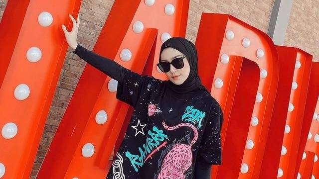 Ilustrasi style outfit hijab bak ABG ala Melody Prima. Foto: Instagram.com/melodyprima