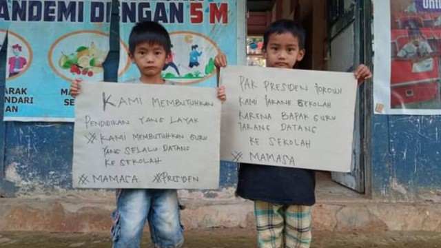 Viral murid SD 010 Saluang, Kabupaten Mamasa, Sulawesi Barat mengadu ke Presiden Jokowi karena gurunya jarang datang ke sekolah. Foto: Dok. Istimewa