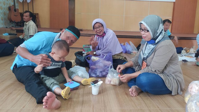 Warga Binaan berkumpul bersama keluarga. Foto : Humas Rutan Magetan