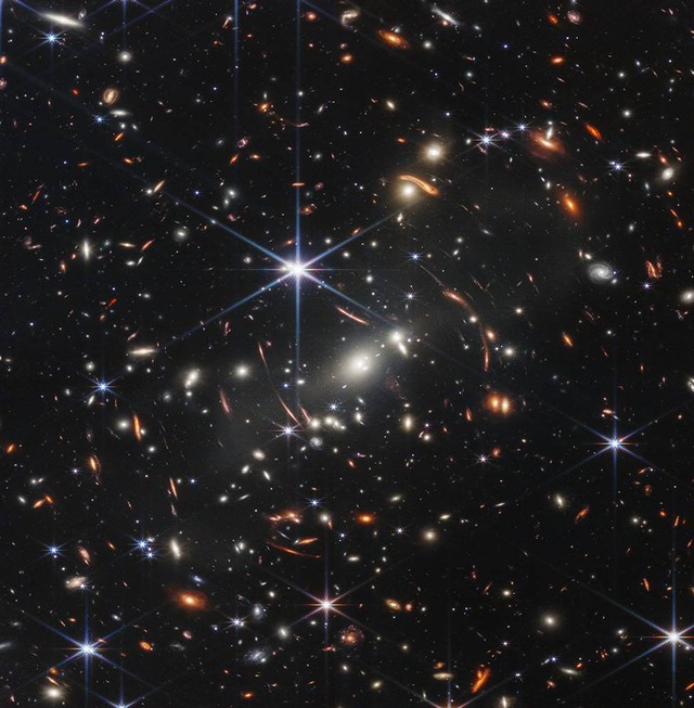 SMACS 0723: Busur merah dalam foto ini melacak cahaya dari galaksi di alam semesta paling awal.
