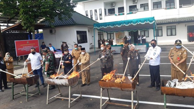Jajaran Forkopimda Kabupaten Malang memusnahkan barang bukti dari perkara yang ditangani Kejari Kabupaten Malang. Foto: Aisyah Nawangsari