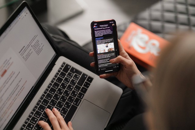 Ilustrasi menggunakan paket internet. Foto: Maxim Ilyahov/unsplash