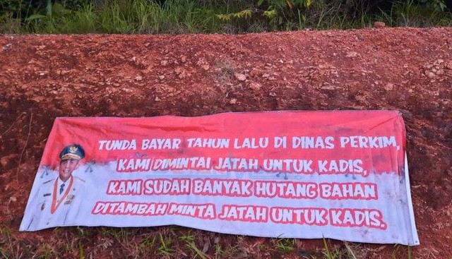 Spanduk berisikan kritik terhadap Kadis Perkim provinsi Kepri. Foto: Ismail/kepripedia.com