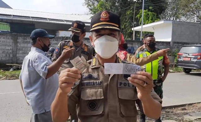Saat membongkar bangunan liar di sekitar Dukuh Semar, Satpol PP Kota Cirebon Jawa barat menemukan botol miras dan kondom bekas.(Juan)