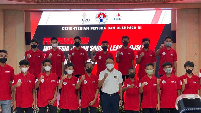 Menpora Zainudin Amali lepas Tim Indonesia Junior Soccer League (IJSL) ke turnamen Gothia Cup di Swedia, di Aula Wisma Kemenpora, Jakarta, Selasa (12/7/2022). Foto: Soni Insan Bagus/kumparan