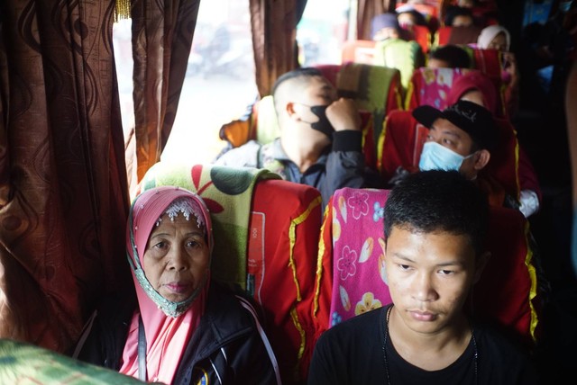 Sejumlah penumpang berada di dalam bus di Terminal Kampung Rambutan, Jakarta, Selasa (12/7/2022). Foto: Iqbal Firdaus/kumparan