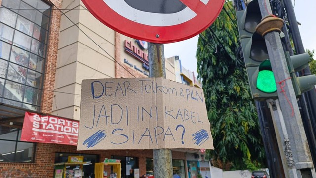 Usai Viral, Kabel di Trotoar Jalan Sudirman Bandar Lampung Ditempeli Kertas (1)