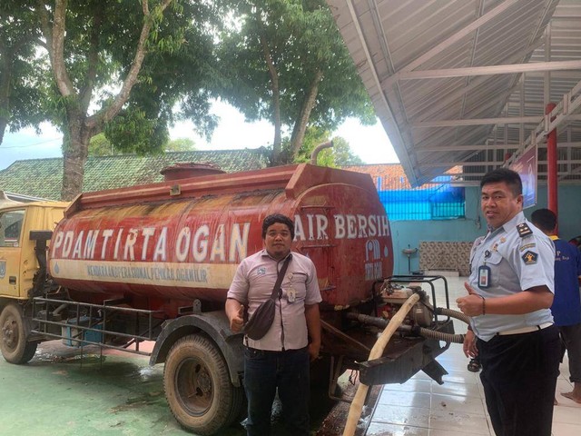 Mobil tangki air bersih bagi WBP. Foto : Humas Latanja