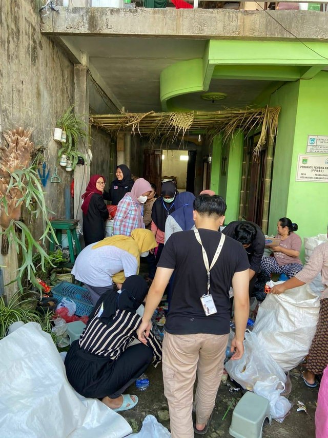 Dokumen pribadi - proses pemilahan jenis-jenis sampah bersama warga