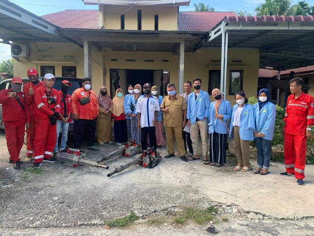 Mahasiswa dan Dinkes Kota Pekanbaru bekerja sama untuk fogging rumah warga