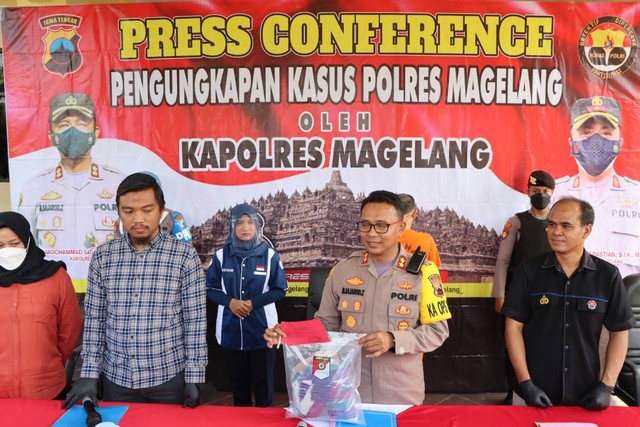 Polisi saat menunjukkan barang bukti dan MS (31), guru ngaji di Kabupaten Magelang yang jadi tersangka pencabulan saat dihadirkan dalam jumpa pers, Selasa (12/7/2022). Foto: Polres Magelang