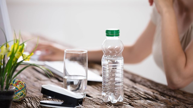Ilustrasi kebiasaan minum air putih. Foto: Andrey_Popov/Shutterstock