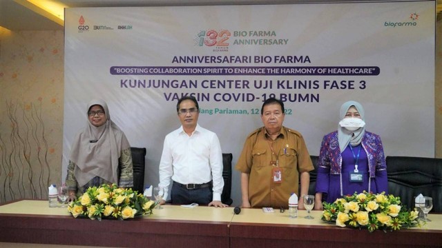 Dirut RSUD Padang Pariaman Dr Jasnelli MARS (kiri), Dirut Bio Farma Honesti Basyir (kedua kiri), Kadinkes Padang Pariaman dr H Aspinuddin (kedua kanan) dan Peneliti Utama Sentra FK Unand dr. Asrawati (kanan) saat melakukan kunjungan ke Center Uji Klinis Fase 3 Vaksin Covid 19 BUMN, dimana 1.725 relawan Sumbar berpartisipasi dari total 4.050 relawan secara nasional. Foto: Bio Farma