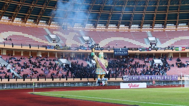 SUPORTER PSPS Riau kecewa saat mengetahui laga ujicoba antara Asykar Bertuah PSPS Riau berhadapan dengan klub asal Malaysia, Kelantan FC, Selasa (12/7/2022).