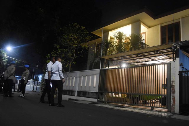 Polisi berjaga di depan rumah dinas Kadiv Propam Polri Irjen Pol Ferdy Sambo pascaperistiwa baku tembak dua ajudannya di Kompleks Polri Duren Tiga, Jakarta Selatan, Selasa (12/7/2022) malam. Foto: Indrianto Eko Suwarso/Antara Foto
