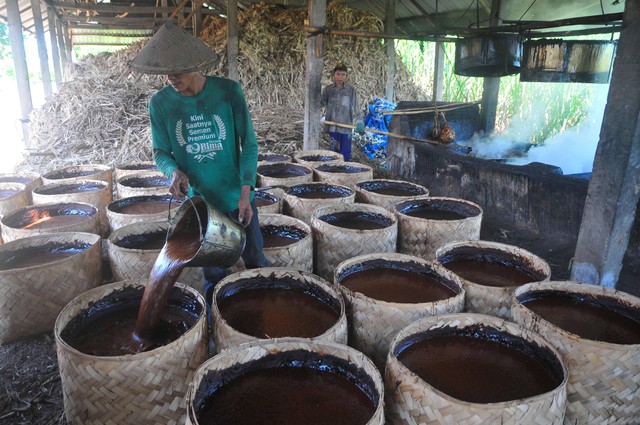 Pekerja memproduksi gula merah di Desa Cendono, Dawe, Kudus, Jawa Tengah, Selasa (12/7/2022). Foto: Yusuf Nugroho/Antara Foto