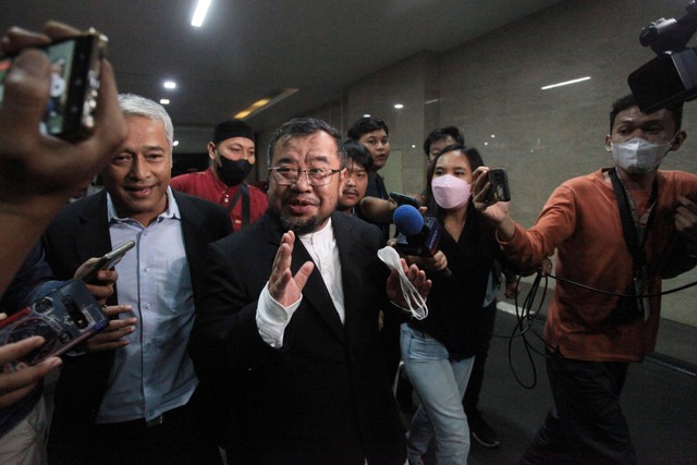 Mantan Presiden Aksi Cepat Tanggap (ACT) Ahyudin (tengah) menjawab pertanyaan wartawan usai menjalani pemeriksaan di Bareskrim Mabes Polri, Jakarta, Selasa (12/7/2022). Foto: Reno Esnir/Antara Foto