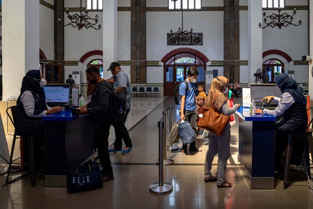 Petugas memeriksa kelengkapan administrasi calon penumpang kereta api di Stasiun Tawang, Semarang, Jawa Tengah, Selasa (12/7/2022). Foto: Aji Styawan/Antara Foto