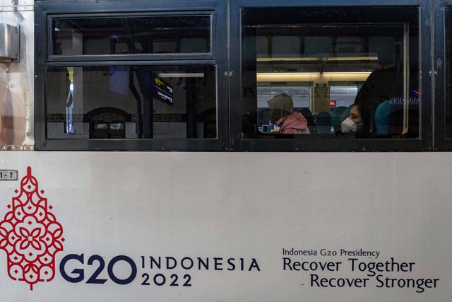 Penumpang duduk di dalam rangkaian (KA) Argo Bromo Anggrek tujuan Jakarta di Stasiun Tawang, Semarang, Jawa Tengah, Selasa (12/7/2022). Foto: Aji Styawan/Antara Foto