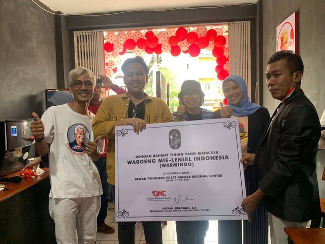 Mahasiswa dan milenial yang tergabung dalam relawan Ganjar Milenial Lampung meluncurkan Waroeng Mie-Lenial Indonesia (WARMINDO) di Jalan Pangeran Antasari No 150 ABC, Kedamaian, Bandar Lampung, Selasa (12/7). Foto: Dok. Istimewa