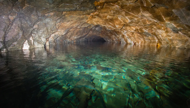 Air tertua di dunia ditemukan di bawah tambang di kedalaman 3 kilometer. Foto: Mishainik/Shutterstock