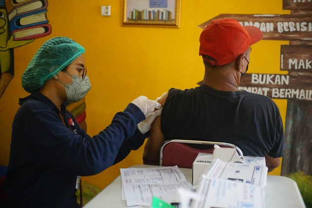 Petugas kesehatan menyuntikan vaksinasi COVID-19 di Kelurahan Lubang Buaya, Jakarta. Foto: Iqbal Firdaus/kumparan