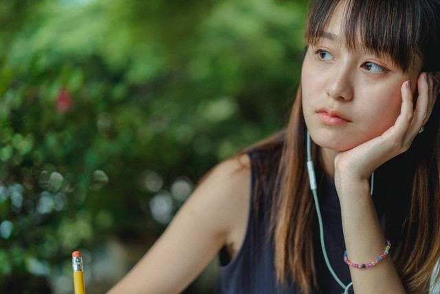 Ilustrasi mendengarkan lagu sedih. Foto: Pexels