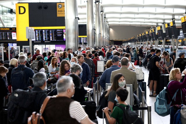 Penumpang mengantre di dalam terminal keberangkatan Terminal 2 di Bandara Heathrow di London, Inggris, 27 Juni 2022.  Foto: REUTERS/Henry Nicholls