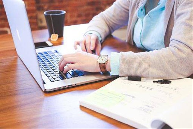 Ilustrasi sedang membuat paper kuliah. Foto: Pixabay