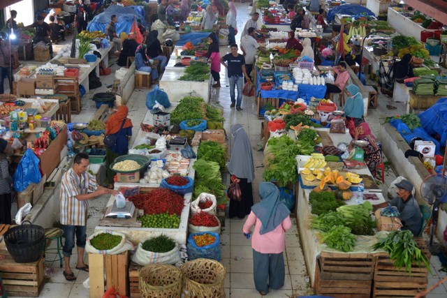 Pengunjung berbelanja berbagai jenis bahan pangan pokok di pasar tradisional Al-Mahirah, Banda Aceh, Aceh, Selasa (10/5/2022). Foto: Ampelsa/ANTARA FOTO