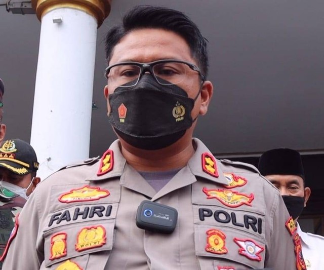 Kapolres Cirebon Kota AKBP M. Fahri Siregar menyaksikan deklarasi Khilafatul Muslimin Cirebon kembali ke NKRI.(Juan)