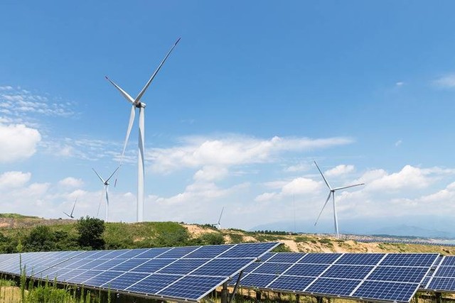 Ilustrasi. Pemandangan energi terbarukan panel surya dan kincir angin. Sumber: Getty Images. 