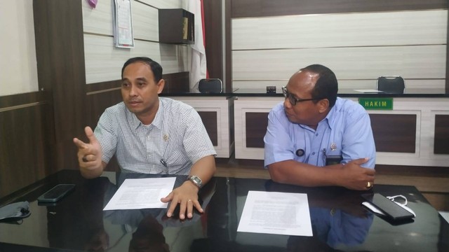Humas PN Denpasar Gede Putra Astawa (kiri) saat menyampaikan keterangan pers - ROB