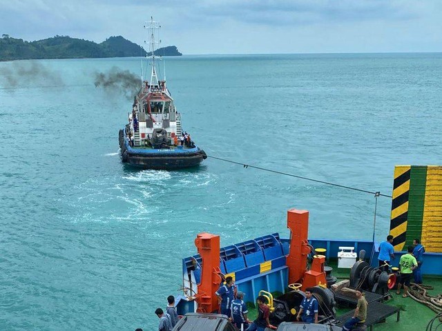 Proses evakuasi kapal yang terdampar, Rabu (13/7/2022) | Foto: Galang Fairrohman/Penumpang kapal