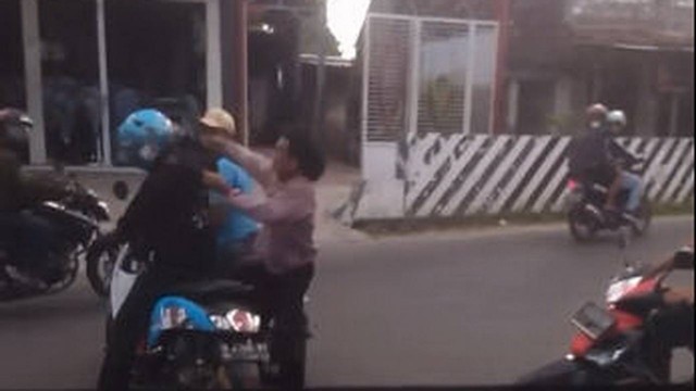 Tangkapan layar rekaman video yang memperlihatkan aksi penganiayaan yang tengah viral di media sosial di Kabupaten Tuban. (foto: dok istimewa)