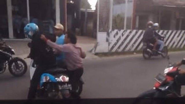 Tangkapan layar rekaman video yang memperlihatkan aksi penganiayaan yang tengah viral di media sosial di Kabupaten Tuban. (foto: dok istimewa)