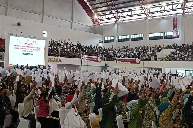 Penyerahan Nomor Izin Berusaha (NIB) kepada 2.500 pelaku Usaha Mikro Kecil (UMK) Perorangan di Gedung Olahraga Nanggala, Jakarta Timur, Rabu (13/7/2022). Foto: Akbar Maulana/kumparan