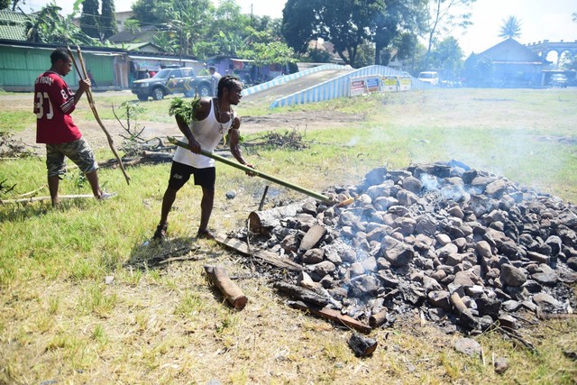 Ilustrasi metode memasak bakar batu ala masyarakat Papua. Foto: BanGhoL/Shutterstock