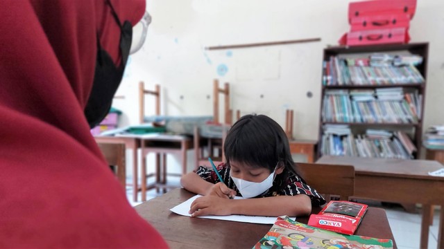 Azzam Ma'ruf Bi Qolbi menerima pelajaran di ruang kelas 1 SD Negeri Sriwedari Nomor 197, Solo, Rabu (13/07/2022). FOTO: Fernando Fitusia