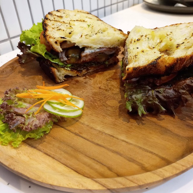Beef barbeque sandwich sourdough bread dari Enatura. Foto: Monika Febriana/kumparan