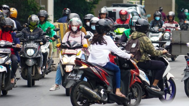 Sejumlah kendaraan bermotor melintas di Jalan Laksamana Malahayati, Jakarta, pada Rabu (7/13/2022). Foto: Iqbal Firdaus/kumparan