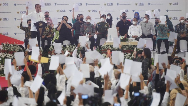 Presiden Joko Widodo meminta pelaku Usaha Mikro Kecil (UMK) menunjukkan Nomor Induk Berusaha (NIB) perseorangan saat penyerahan di Jakarta, Rabu (13/7/2022). Foto: Akbar Nugroho Gumay/ANTARA FOTO